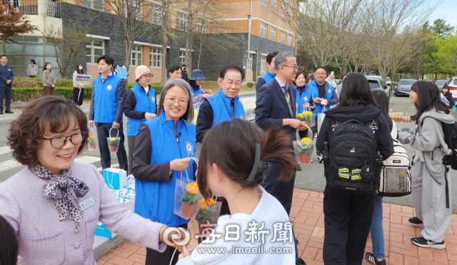 15일 경주여중에서 법무부 청소년 범죄예방위원 경주지역협의회 주관으로 학교폭력예방 꽃 화분 선물 등굣길 캠페인을 벌이고 있다 사진은 황영애 경주교육지원청 교육장, 정명원 대구지검 경주지청장, 박인환 경주범방회장, 조재형 경주여중 교장(사진 가운데 앞 부터)이 학생들에게 꽃화분을 나눠주는 모습. 경주범방 제공