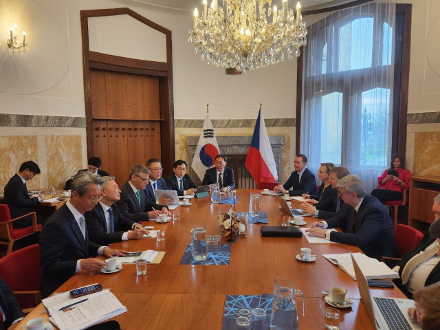 김회천 한수원 사장이 14일 체코를 방문해 카렐 하블리첵 체코 산업통상부 장관 겸 제1부총리를 만나 두코바니 원전 건설과 관련한 의견을 나누고 있다. 한수원 제공