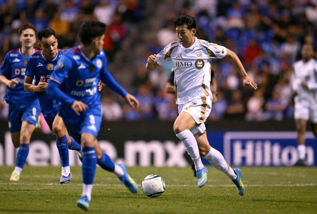 LAFC의 손흥민이 15일 멕시코 푸에블라의 쿠아테목 경기장에서 열린 북중미카리브축구연맹 챔피언스컵 4강 2차전 크루스 아술과의 경기 도중 드리블 돌파를 시도하고 있다. AFP 연합뉴스