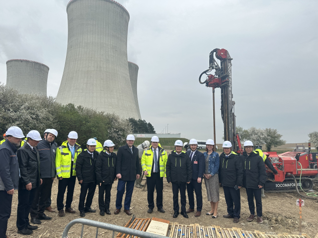 김회천 한수원 사장이 14일 체코 두코바니 원전 건설 현장을 방문해 관계자들과 기념사진을 촬영하고 있다. 한수원 제공