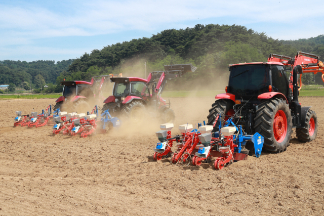 농업대전환을 위한 들녘특구에 콩을 파종하고 있다. 울진군 제공