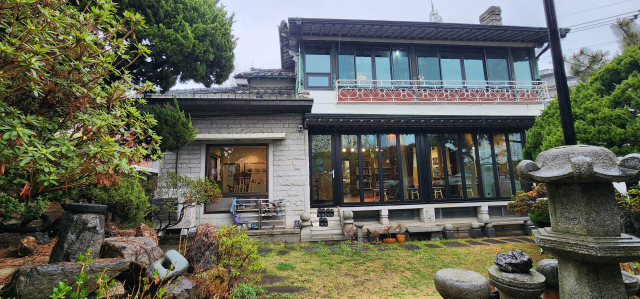 긴담모퉁이집 전경.