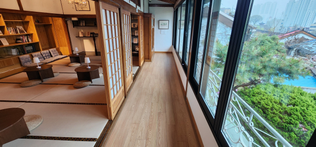 긴담모퉁이집 건물 2층에서 본 복도와 창문.