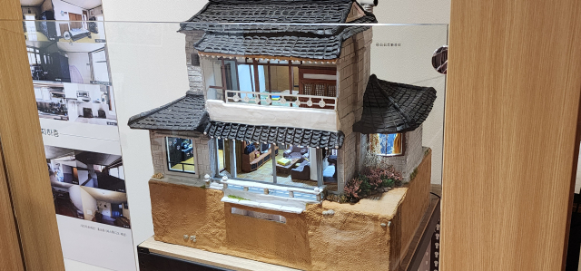 긴담모퉁이집 1층에 전시된 긴담모퉁이집 미니어처.