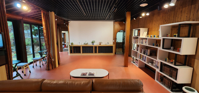 긴담모퉁이집 1층 공간.