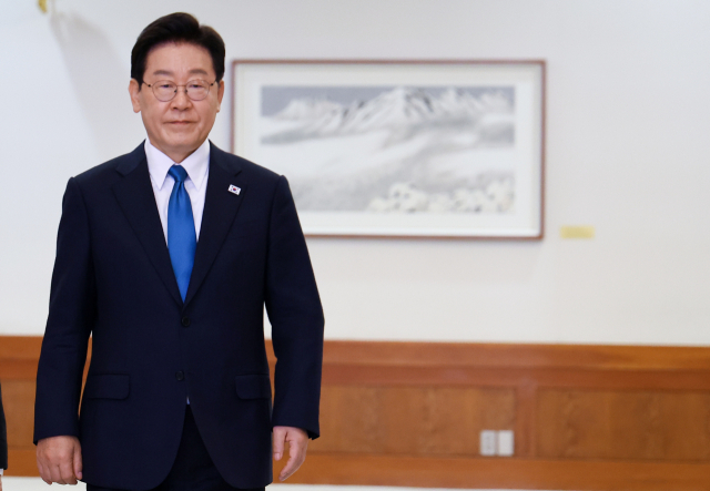 이재명 대통령이 15일 청와대에서 열린 규제합리화위원회 제1차 전체회의에 입장하고 있다. 이날 회의는 