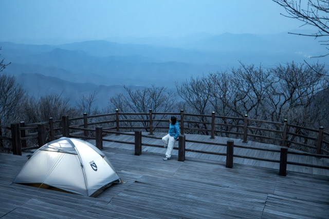 일월산 정상인 일자봉 해맞이 전망대는 탁 트인 시야가 일품이다. 김도훈 기자