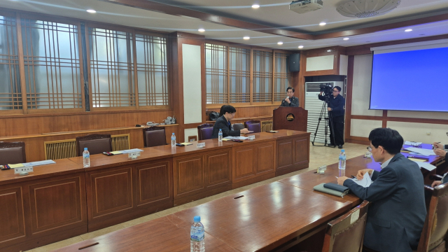 15일 오후 대구시청 산격청사에서 성서자원회수시설 환경상 영향조사 착수보고회가 열렸다. 보고회 개최 전 서민우 주민지원협의체 위원장이 발언을 하는 모습. 김지수 기자