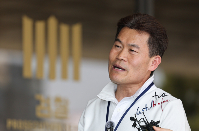 이재명 대통령과 이준석 개혁신당 대표에 대한 명예훼손 혐의를 받는 전 한국사 강사 전한길 씨가 지난 13일 서울 서초구 서울중앙지방검찰청에서 열린 구속영장 청구 전 피의자 조사에 출석하며 취재진에 입장을 밝히고 있다. 연합뉴스