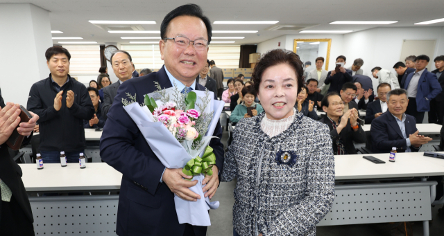 민주는 정책 승부수 던지는데…국힘은 또 감성팔이?