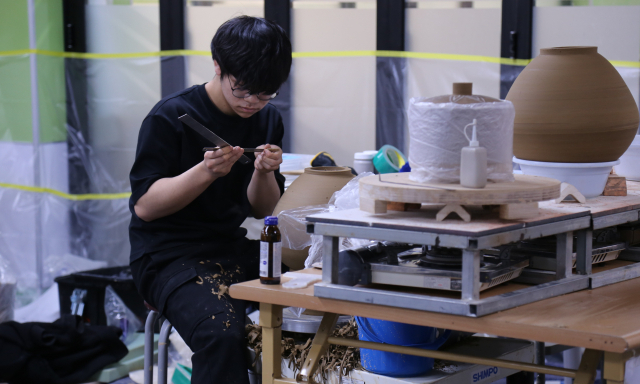 2026년 경북지방기능경기대회 도자기 직종에서 은메달을 딴 이태규 학생. 경주디자인고 제공