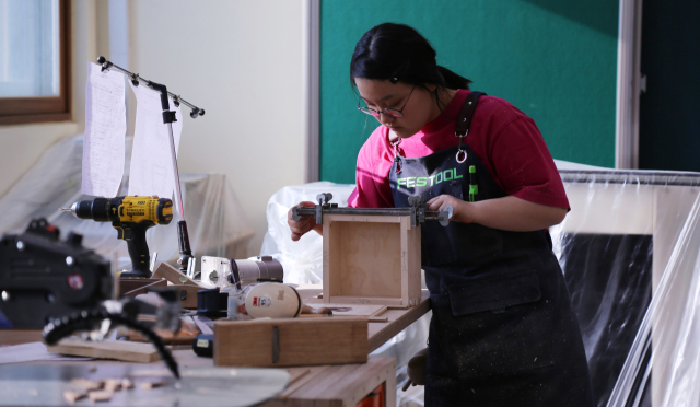 2026년 경북지방기능경기대회 목공예 직종에서 금메달을 딴 박새봄 학생.경주디자인고 제공