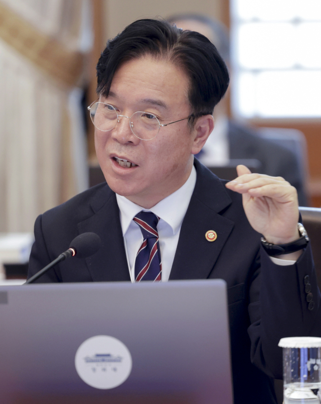 김영훈 노동부 장관이 14일 청와대에서 이재명 대통령 주재로 열린 국무회의 겸 비상경제점검회의에서 발언하고 있다. 연합뉴스