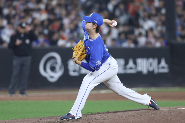 삼성 라이온즈의 장찬희가 15일 대전에서 열린 한화 이글스와의 경기에 구원 등판해 역투하고 있다. 삼성 제공