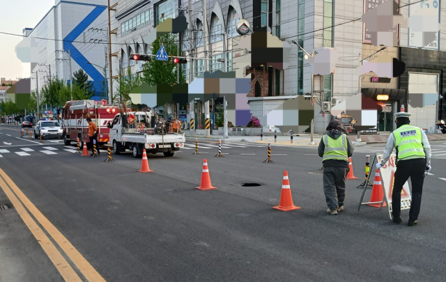 지난 15일 경북 구미시 공단동의 한 도로에서 도로 지반이 침하되는 땅 꺼짐(싱크홀) 현상이 발생했다. 경북소방본부 제공