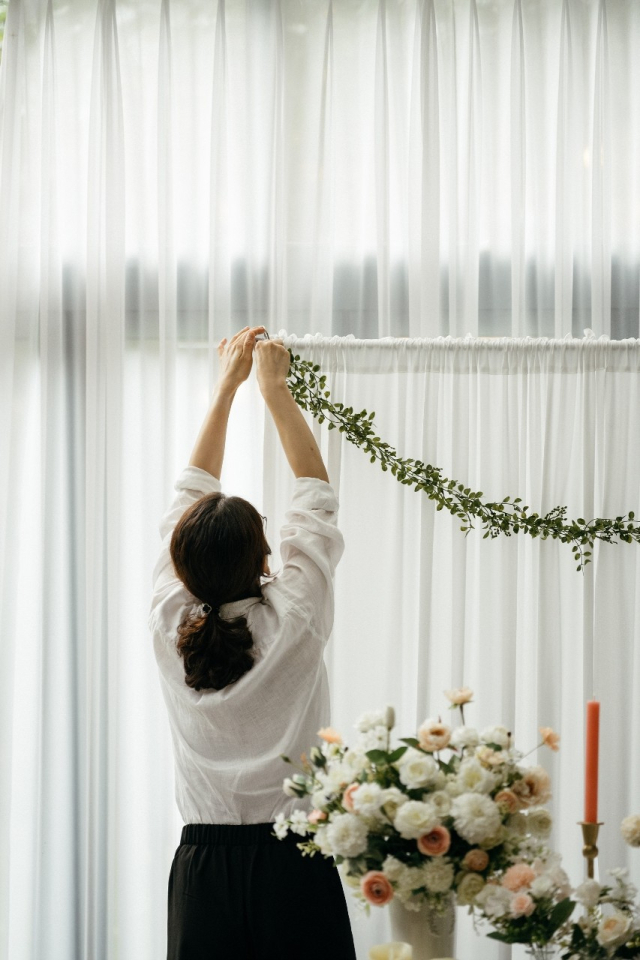 돌상 전문업체 호호돌의 배영숙 대표가 돌상을 꾸미고 있다. 최근 돌상은 생화 장식과 대형 포토존 등 다양한 콘셉트로 확장되며, 풍선 장식과 대형 백드롭을 활용한 연출이 하나의 공간처럼 구성되는 추세다.