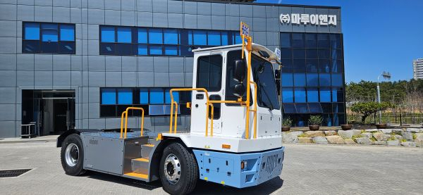 부산항에 도입된 국산 전기 야드트랙터. [사진=해수부]