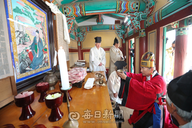 (사)경주최씨대종회 최병주 경주최씨 중앙종친회 명예회장 등 제관들이 16일 경주 상서장에서 고운 최치원 선생 향례 봉행하고 있다. 경주최씨대종회 제공