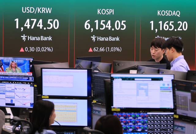 19일 서울 중구 하나은행 본점 딜링룸에 코스피를 비롯한 지수가 표시되고 있다. 이날 오전 9시 3분 현재 코스피는 전장보다 73.57포인트(1.21%) 오른 6,164.96에 거래되고 있다. 연합뉴스