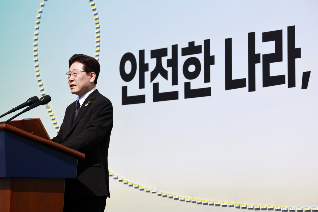이재명 대통령이 16일 경기도 안산 화랑유원지에서 열린 세월호 참사 12주기 기억식에서 추도사를 하고 있다. 연합뉴스