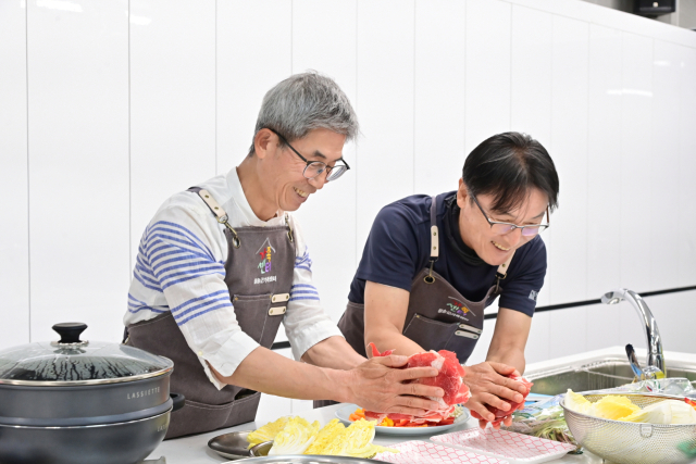 청송지역 중년 남성들이 요리에 흠뻑 빠져있는 모습. 청송군 제공
