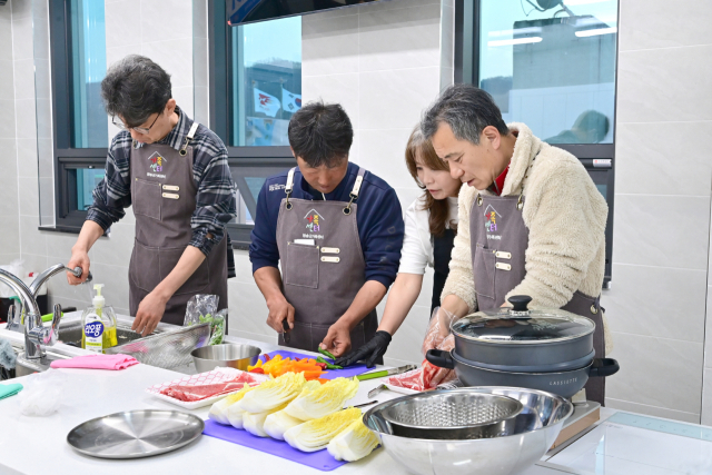 청송군가족센터가 중년 남성을 대상으로 운영 중인 요리교실. 참가 남성들은 진지한 모습으로 수업에 참가하고 있다. 청송군 제공