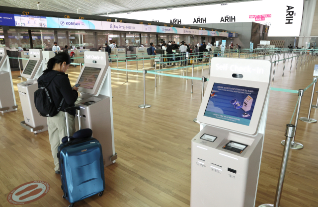 중동 전쟁이 길어지면서 오는 5월 발권하는 국제선 항공권에 부과되는 유류할증료가 역대 최고 단계로 뛰어올랐다. 이에 국내 항공사들은 다음 달 구매하는 항공권에 더하는 유류할증료를 대폭 올릴 예정이다. 사진은 16일 인천공항 대한항공 카운터. 연합뉴스