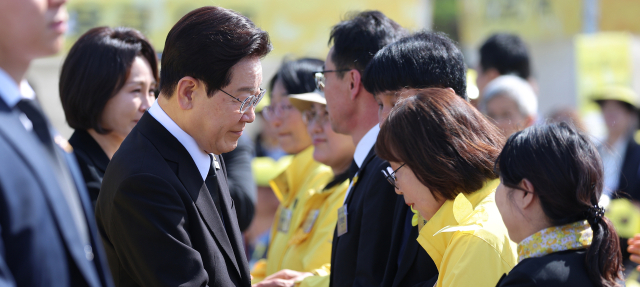 李, 현직 대통령 첫 세월호 기억식 참석…