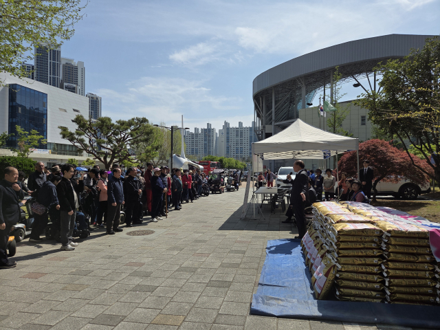 대구지체장애인협회 북구지회는 지난 15일 제46회 지체장애인의 날을 맞아 지역 장애인의 권익 증진과 사회참여 확대를 위한 쌀 나눔 행사를 개최했다고 밝혔다. 대구지체장애인협회 제공