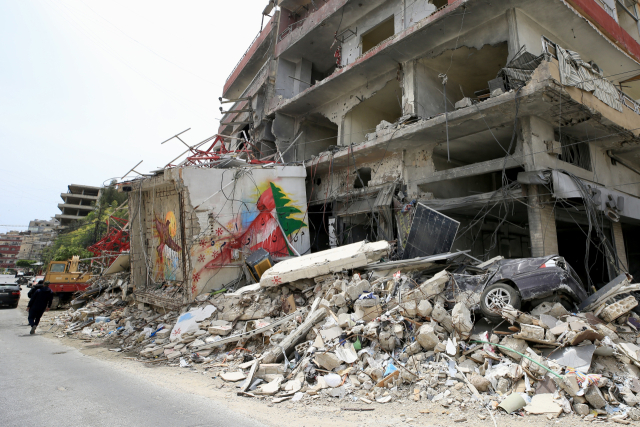 15일(현지시간) 레바논 남부 티레에서 이스라엘 공습으로 파손된 주거용 건물 모습. Xinhua.연합뉴스