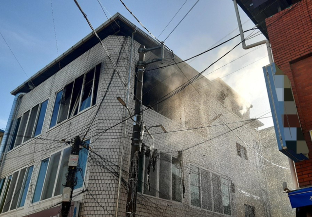 영천시 완산동 상가주택 화재 모습. 경북소방본부 제공