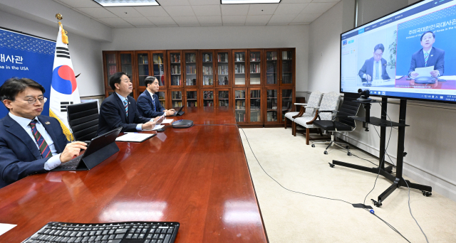 주요 20개국(G20) 재무장관회의 및 국제통화기금(IMF)/세계은행(WB) 춘계회의 참석차 미국 워싱턴D.C.를 방문중인 구윤철 부총리 겸 재정경제부 장관이 16일 저녁(현지시간) 주미국대한민국대사관에서 워싱턴-서울 간 영상으로 