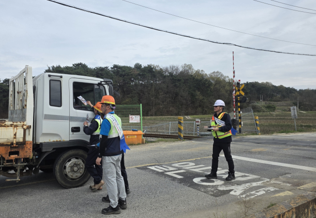 박찬조 한국철도 경북본부장이 건널목을 이용하는 시민들에게 홍보물을 배포하고 있다. 경북본부 제공