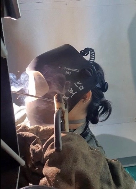 특수용접 분야에서 일하고 있는 20대 용접사 김보라 씨의 모습. 용접은 좀처럼 여성 기술자를 찾아보기 힘든 대표적인 금녀의 영역으로 알려진다. 웬만한 남성도 견디기 힘든 체력적 부담과 그보다 더 힘들다는 사회적 편견 때문이다