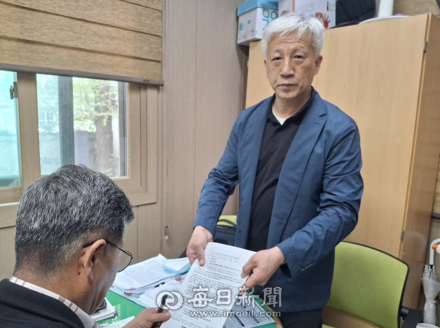 참여불교재가연대 교단자정센터 손상훈 대표가 17일 불국사 주지 선출을 위한 산중총회 과정에서 금품 제공 의혹과 관련한 자료를 경주경찰서에 제출하고 있다. 김진만 기자