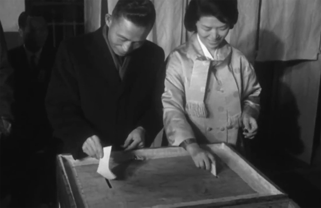 1962년 12월 17일 제 5차 헌법개정안의 가부(可否)를 묻는 국민투표에서 박정희 국가재건최고회의 의장과 육영수 여사가 투표하고 있다.ktv아카이브 영상 캡쳐