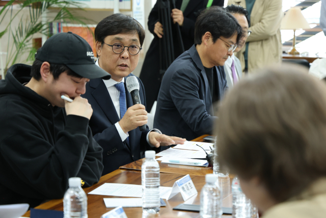 최휘영 문화체육관광부 장관이 14일 서울 중구 엠플라자에서 열린 한국 영화산업 회복을 위한 소통 간담회에서 인사말을 하고 있다. 연합뉴스