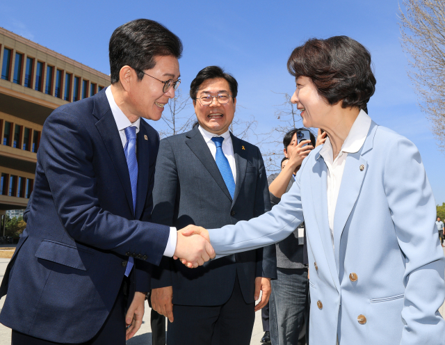 더불어민주당 정원오 서울시장 후보·추미애 경기지사 후보·박찬대 인천시장 후보가 지난 4월 12일 국회 소통관 앞에서 간담회를 하기에 앞서 인사하고 있다. 연합뉴스