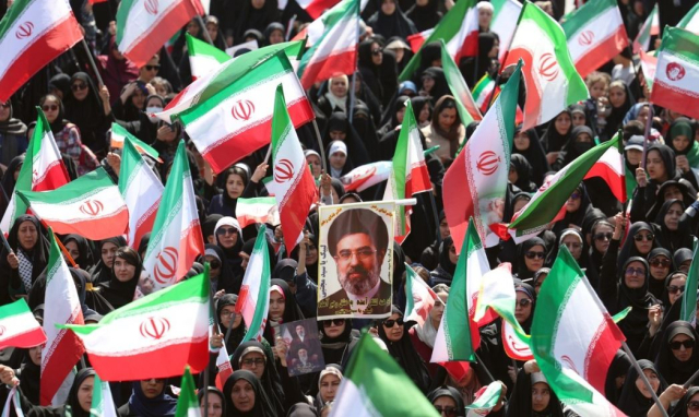 17일 이란 테헤한에서 열린 반미·반이스라엘 집회에 참석자가 아야톨라 세예드 모즈타바 하메네이 이란 최고지도자 사진을 들고 있다. 연합뉴스