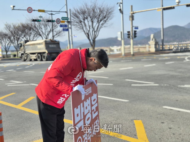 거리 인사를 하는 박병훈 경주시장 예비후보. 매일신문 DB