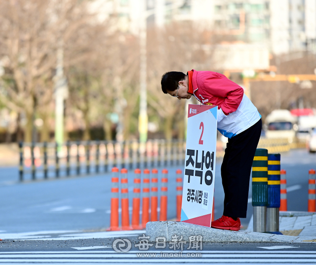 거리 인사를 하는 주낙영 경주시장 예비후보. 주 예비후보 제공