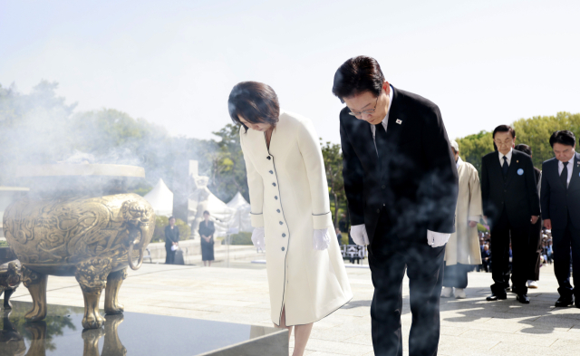 이재명 대통령과 김혜경 여사가 19일 서울 강북구 국립 4·19민주묘지에서 열린 4·19혁명 기념식에서 헌화 후 묵념하고 있다. 연합뉴스