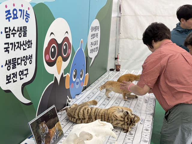 상주 국립낙동강생물자원관 희귀생물  만져보는 체험행사 호응