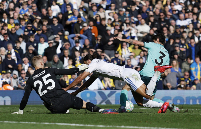 울버햄튼의 휴고 부에노(3번)가 18일 영국 리즈에서 열린 EPL 33라운드 리즈와의 경기 도중 수비하다 상대에게 반칙을 범해 쓰러뜨리고 있다. 로이터 연합뉴스