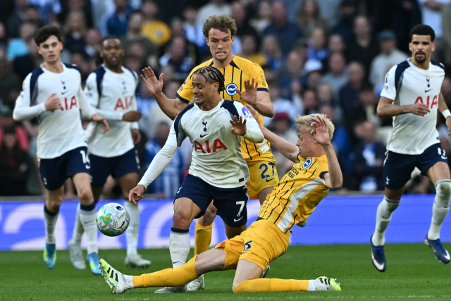 토트넘의 사비 시몬스(7번)가 19일 영국 런던에서 열린 EPL 33라운드 경기 도중 브라이튼의 얀 폴 판헤케와 공을 다투고 있다. AFP 연합뉴스