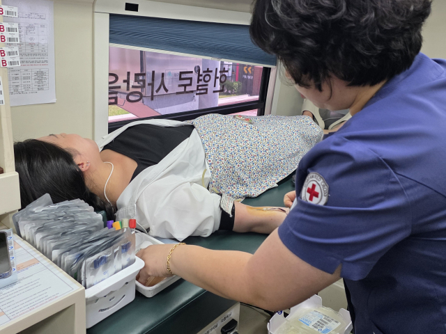 SKT, SK브로드밴드, SK쉴더스, 홈앤서비스, PS＆M 등 SK ICT 패밀리사 구성원이 참여하는 대구지역 행복나눔헌혈 캠페인이 지난 16일 SK 중구사옥 앞에서 진행됐다. SKT 제공