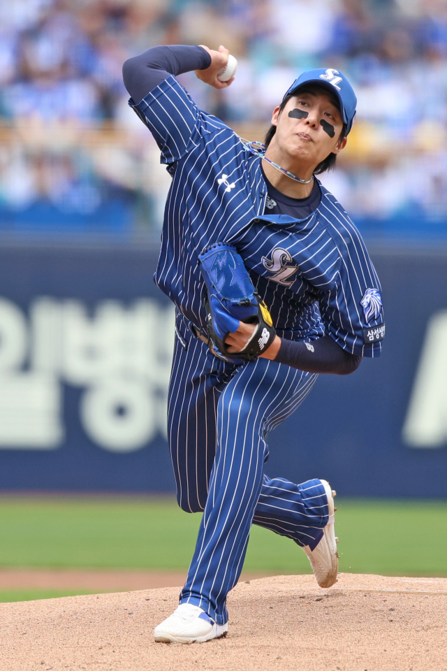 삼성 라이온즈의 원태인이 19일 대구에서 열린 LG 트윈스와의 경기에 선발 등판해 투구하고 있다. 삼성 제공