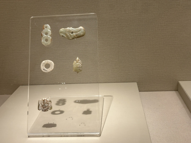 호두구유적에서 발견된 새 거북 물고기 삼련옥벽