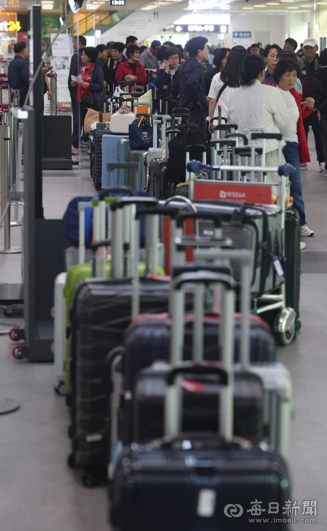 [포토뉴스] 유가 쇼크...유류할증료 적용 전 막바지 여행객