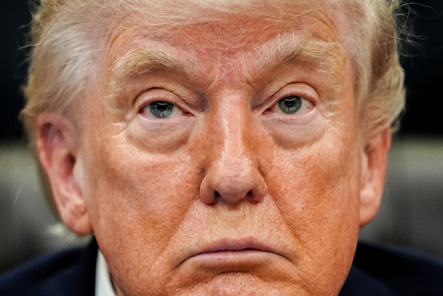 도널드 트럼프 미국 대통령이 18일 워싱턴 백악관 집무실에서 연설하고 있다. AP 연합뉴스